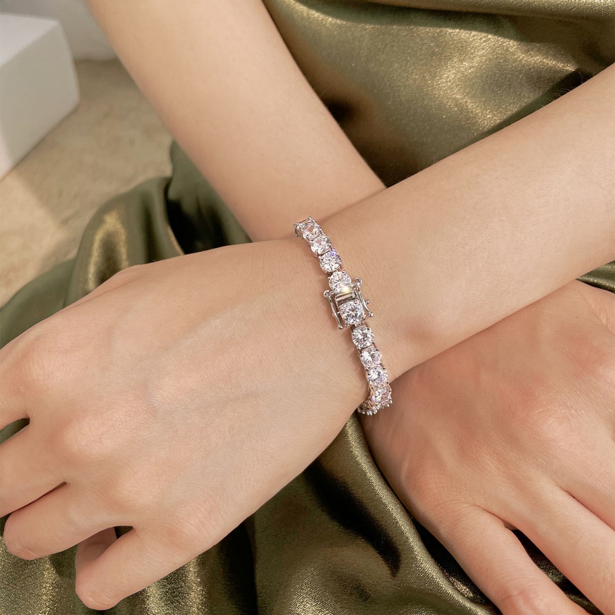 [AuraEcho]0.75 Carat Dazzling Round Cut Wedding Bracelet