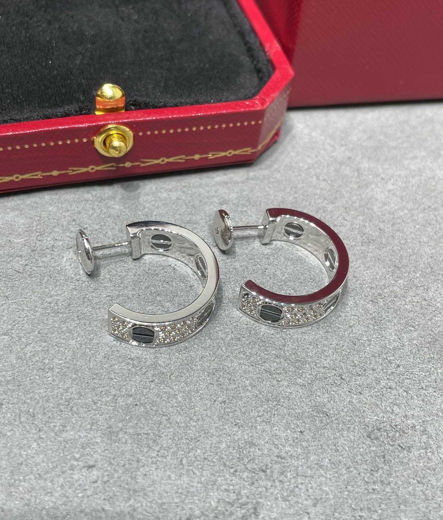 [AuraEcho]LOVE CERAMIC DIAMOND PAVED SILVER EARRINGS