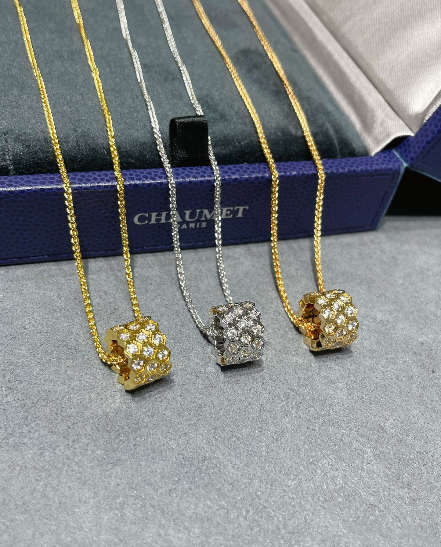 [AuraEcho]BEE LOVE DIAMOND PAVED 3 ROW NECKLACE