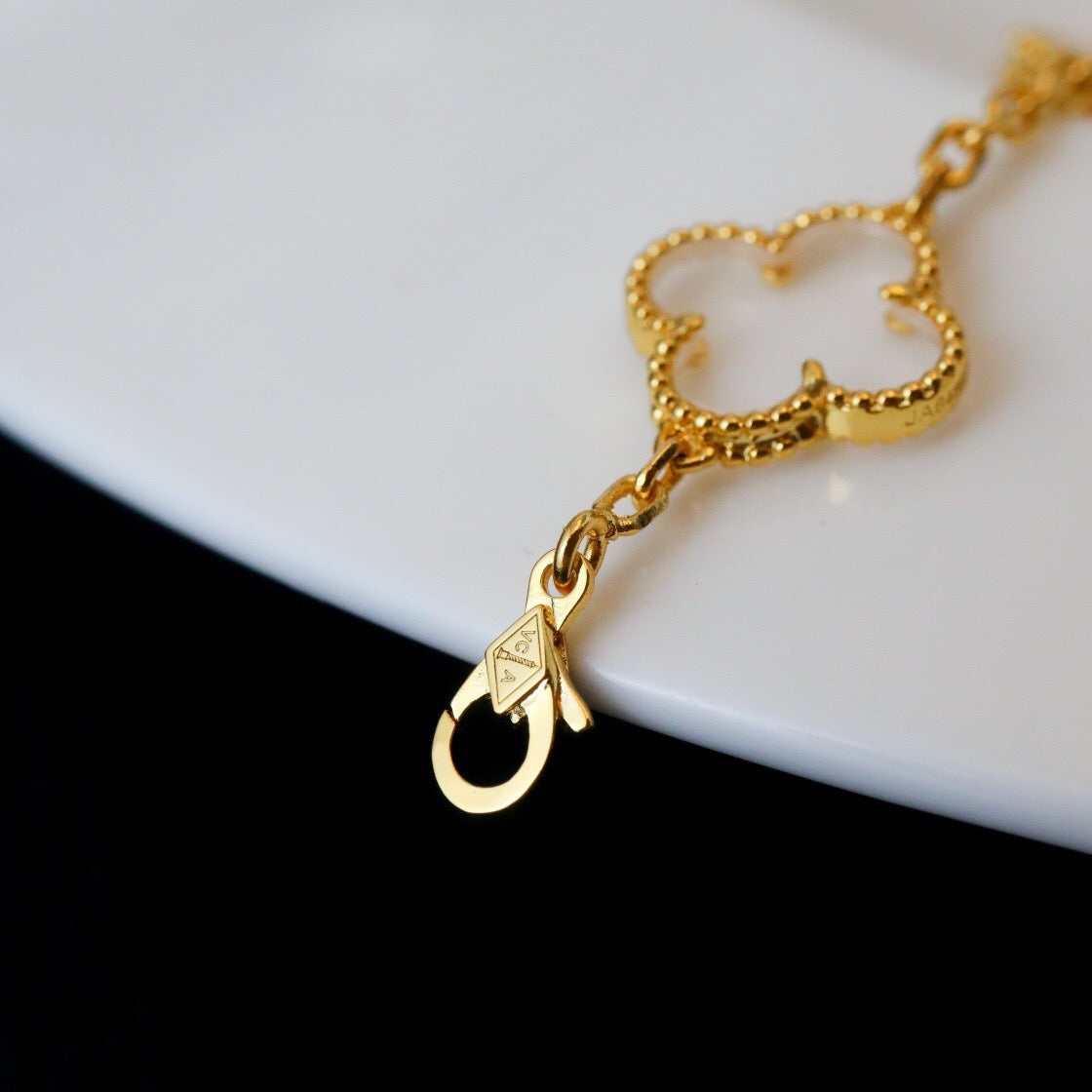 [AuraEcho]CLOVER 5 MOTIF ROCK CRYSTAL PINK GOLD BRACELET