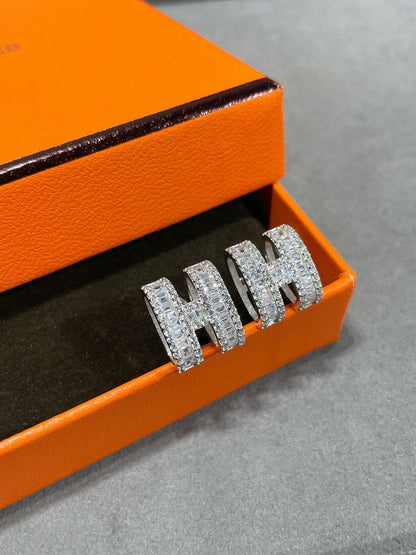 [AuraEcho]H STUD EARRINGS WITH SILVER DIAMONDS
